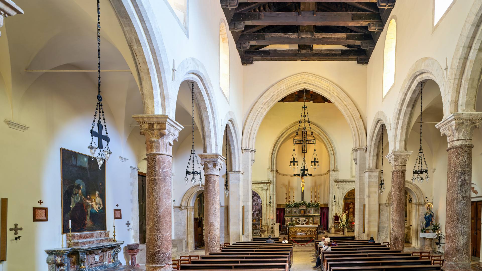 Im Inneren des Duomo di Taormina